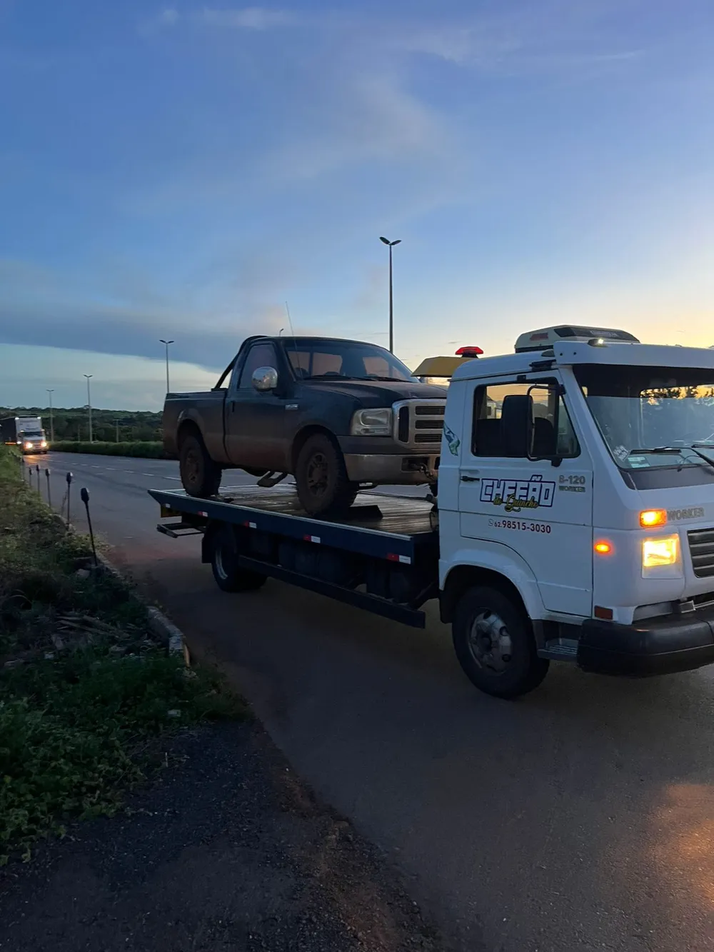 Guincho transportando carreta